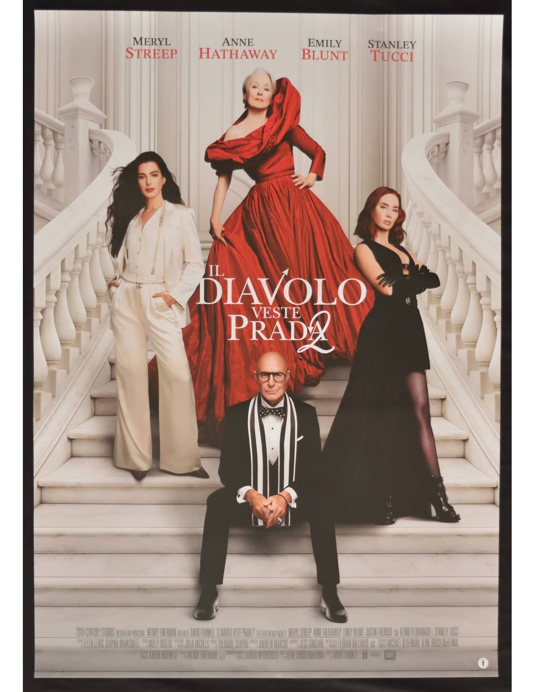 manifesto-il-diavolo-veste-prada-2-moda-sfilata-stilista-meryl-streep-hathaway-w43